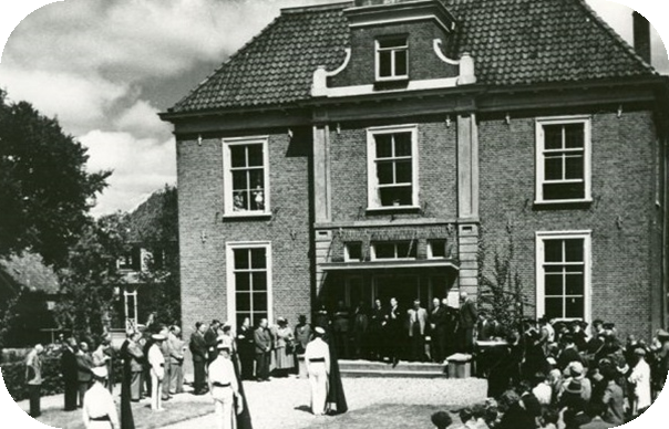 12. Voormalige pastorie en 't Raedthuys